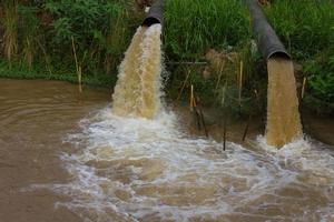 fluxo de água para o esgoto. foto