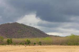 montanhas estéreis nublado foto