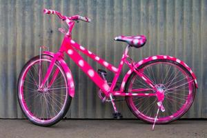 bicicleta de montanha rosa de parede de zinco foto