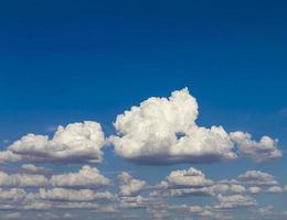 céu azul com nuvens brancas foto