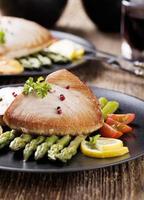bife de atum grelhado servido com aspargos com zmieniakami assado foto