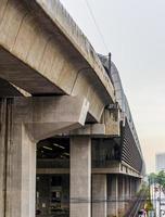 arquitetura da cidade e chuva na estação makkasan em bangkok, tailândia. foto