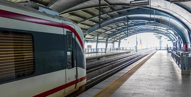 trem metrô estação makkasan aeroporto ligação ferroviária bangkok Tailândia. foto