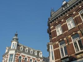 a cidade de maastricht no rio maas na holanda foto