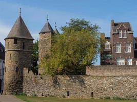 a cidade de maastricht no rio maas na holanda foto