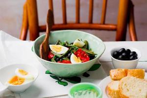 salada de feijão verde com azeitonas e ovo foto
