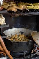 pedaços de batatas fritas em uma frigideira grande durante o festival de comida de rua. foto