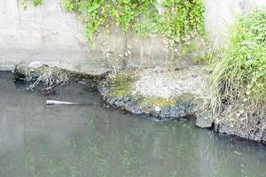 canal poluído em bangkok foto