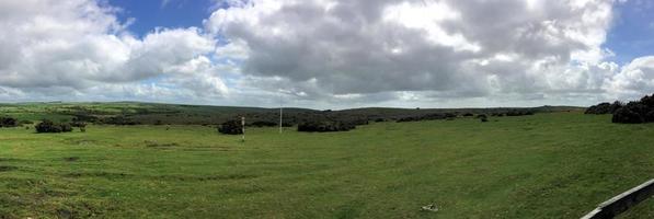 uma vista da zona rural de cornwall perto de dartmoor foto