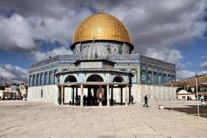 uma vista da cúpula da rocha em jerusalém foto