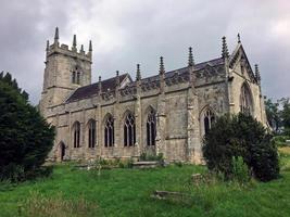 uma vista da igreja do campo de batalha perto de shrewsbury foto