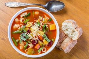 sopa minestrone com macarrão, feijão e legumes