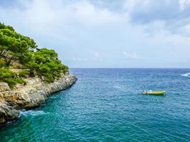 tiro panorâmico de drone da baía de cala santanyi mallorca, espanha. foto