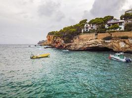 tiro panorâmico de drone da baía de cala santanyi mallorca, espanha. foto