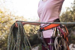 um alpinista enrola uma corda foto