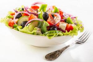 tigela de salada grega foto