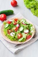 salada de tomate e pepino com folhas de alface