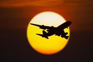 silhueta do avião no pôr do sol