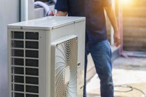 reparação de ar condicionado, reparador que fixa sistema de ar condicionado, serviço técnico masculino para reparação e manutenção de condicionadores de ar. foto