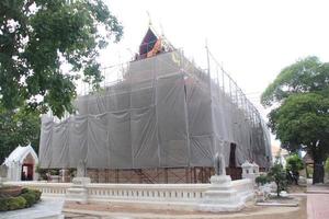 antiga igreja é coberta em andaime de madeira para reparação, província de ayuttaya, tailândia. foto