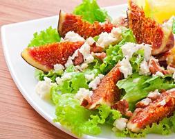 salada verde com figos, queijo e nozes foto