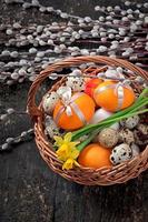 ovos de páscoa coloridos em fundo de madeira velho foto
