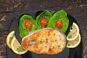 prato de peixe - filé de peixe frito com legumes foto