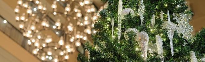 árvore de natal decoração festiva edifício interior em blur light. use para fundo de celebração, banner ou capa de mídia social. foco seletivo. foto