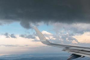 avião passando perto de nuvens de tempestade foto