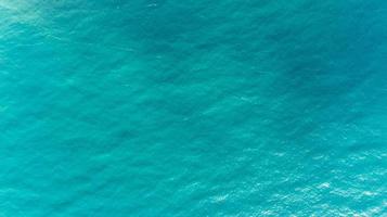 textura da água do oceano. vista aérea da superfície do mar. vista superior da superfície da água do oceano turquesa transparente. foto