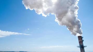 poluição do ar da chaminé da usina. fumaça suja no céu, problemas de ecologia. foto