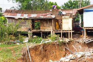 casas de madeira perto de deslizamento de terra foto