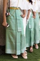 belas pernas femininas vestindo um sarongue. foto