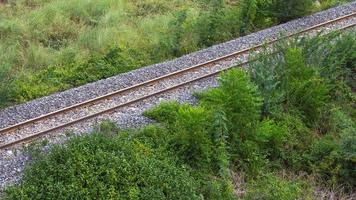 ferrovia com grama, ervas daninhas foto