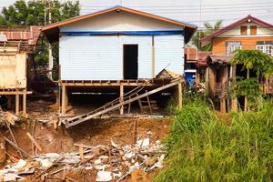 casas de madeira perto de deslizamento de terra foto