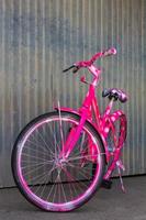 bicicleta de montanha rosa de parede de zinco foto