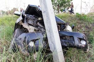 carro bateu em poste foto