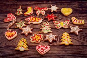 biscoitos de natal na mesa de madeira marrom. vista superior e maquete. foto