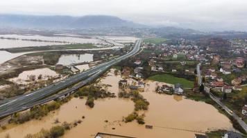 visão aérea de drones de chuvas torrenciais causa inundações em áreas residenciais. casas e estradas cercadas por água. das Alterações Climáticas. consequências das chuvas fortes. foto