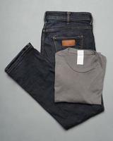 jeans moderno e camiseta de algodão. calças contemporâneas são frequentemente usadas como uma escolha de moda para as pessoas de hoje. jeans são duráveis e não são facilmente danificados. maquete de jeans para modelos de design. camisa de calças compridas foto