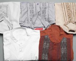 roupa muçulmana masculina com vários motivos e cores, muito adequada para o culto. necessidades de moda no mês do ramadã antes do eid. desfoque de foco. maquete de moda muçulmana. roupas novas para eid e mudik. foto