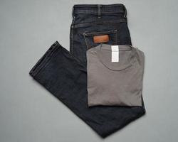 jeans moderno e camiseta de algodão. calças contemporâneas são frequentemente usadas como uma escolha de moda para as pessoas de hoje. jeans são duráveis e não são facilmente danificados. maquete de jeans para modelos de design. camisa de calças compridas foto