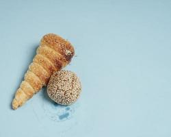 vários tipos de lanches coloridos tradicionais do mercado e vários sabores, o plano de fundo para o modelo de design. petiscos típicos indonésios que muitas pessoas gostam. geralmente servido quando um convidado chega. foto