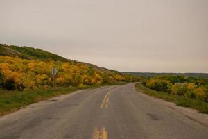 cores do outono ao longo da estrada no vale de qu'appelle, saskatchewan, canadá foto