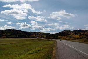 estrada rural nas pradarias canadenses no outono. foto