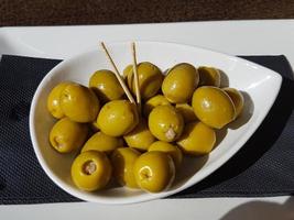 aperitivo de azeitonas recheadas de anchovas foto