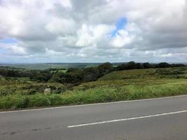 uma vista da zona rural de cornwall perto de dartmoor foto