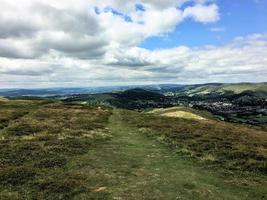 uma vista das colinas de caradoc em shropshire foto