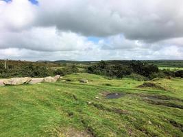 uma vista da zona rural de cornwall perto de dartmoor foto