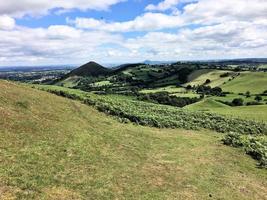 uma vista das colinas de caradoc em shropshire foto